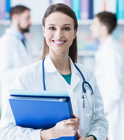 Doctora de Laboratorio Clínico sonriendo